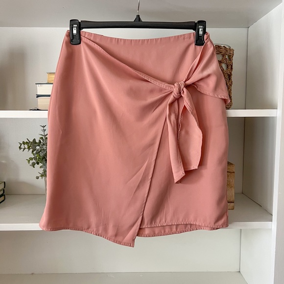 Banana Republic Dresses & Skirts - NWT Banana Republic Blush Wrap Skirt
